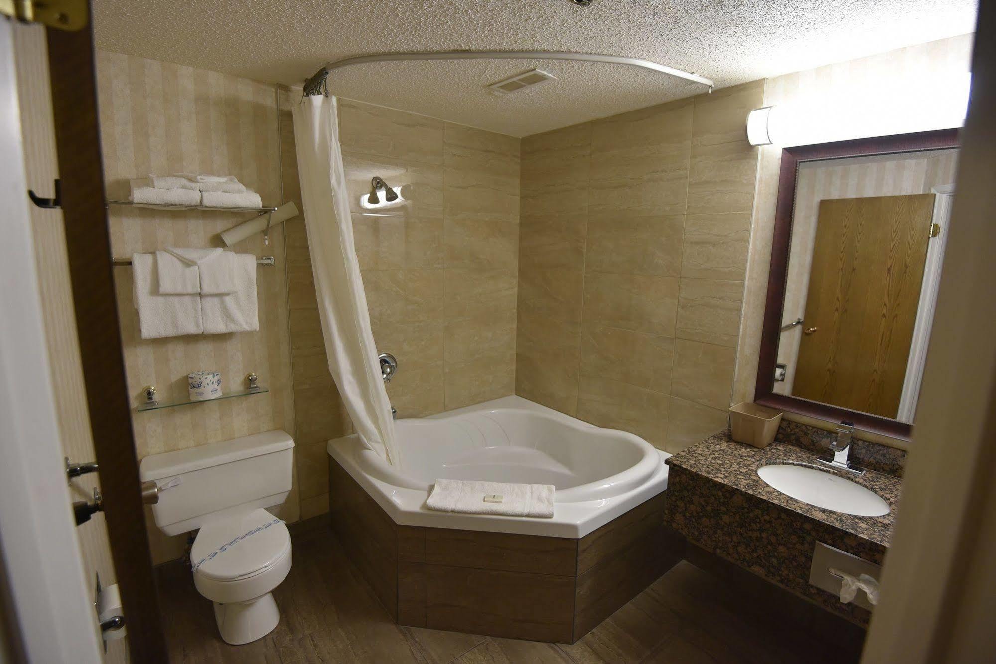 Tropical Inn - นอร์ธแบทเทิลฟอร์ด ภายนอก รูปภาพ